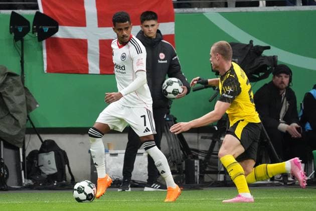 Ansgar Knauff (Eintracht Frankfurt, 07) gegen Daniel Svensson (Borussia Dortmund, BVB) - Frankfurt 28.10.2025: Eintracht Frankfurt vs. Borussia Dortmund, Deutsche Bank Park, 2. Runde DFB-Pokal