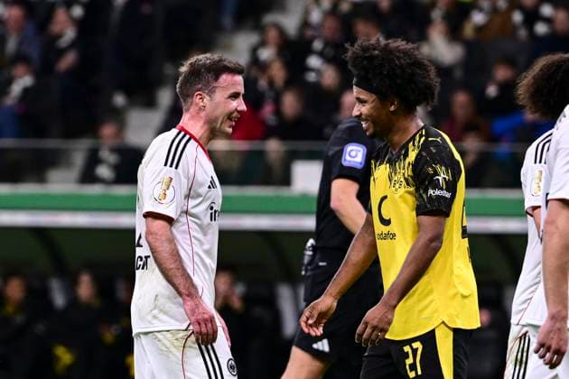 Mario Goetze 27 (Eintracht Frankfurt) und Karim Adeyemi 27 (Borussia Dortmund), Eintracht Frankfurt vs. Borussia Dortmund, DFB-Pokal, 2. Runde, 28.10.2025 DFB regulations prohibit any use of photographs as image sequences and or quasi-video Frankfurt Hessen Deutschland