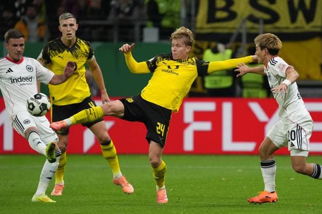 Daniel Svensson (Borussia Dortmund, BVB) gegen Mario Götze (Eintracht Frankfurt, 27) - Frankfurt 28.10.2025: Eintracht Frankfurt vs. Borussia Dortmund, Deutsche Bank Park, 2. Runde DFB-Pokal