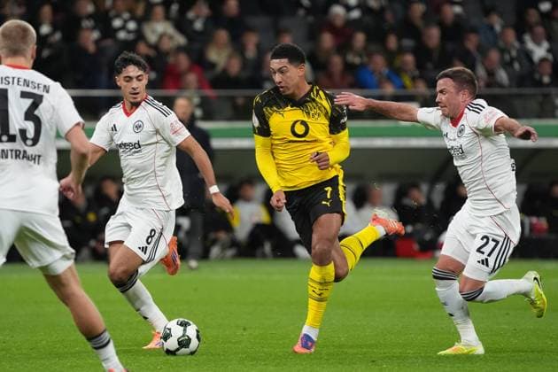 Fares Chaibi (Eintracht Frankfurt, 08) und Mario Götze (Eintracht Frankfurt, 27) gegen Jobe Bellingham (Borussia Dortmund, BVB) - Frankfurt 28.10.2025: Eintracht Frankfurt vs. Borussia Dortmund, Deutsche Bank Park, 2. Runde DFB-Pokal