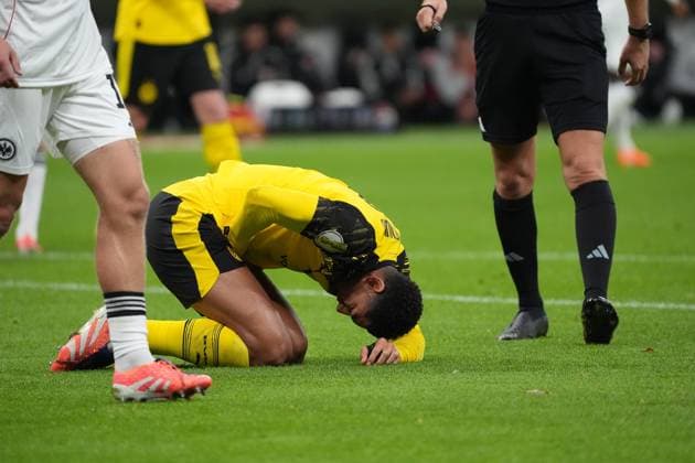 Jobe Bellingham (Borussia Dortmund, BVB) hat nach dem Spielzug plötzlich Schmerzen, Schiedsrichter Sven Jablonski fragt nach - Frankfurt 28.10.2025: Eintracht Frankfurt vs. Borussia Dortmund, Deutsche Bank Park, 2. Runde DFB-Pokal