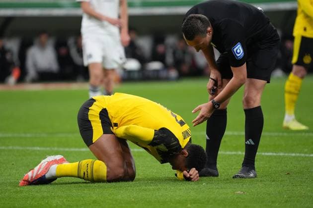 Jobe Bellingham (Borussia Dortmund, BVB) hat nach dem Spielzug plötzlich Schmerzen, Schiedsrichter Sven Jablonski fragt nach - Frankfurt 28.10.2025: Eintracht Frankfurt vs. Borussia Dortmund, Deutsche Bank Park, 2. Runde DFB-Pokal