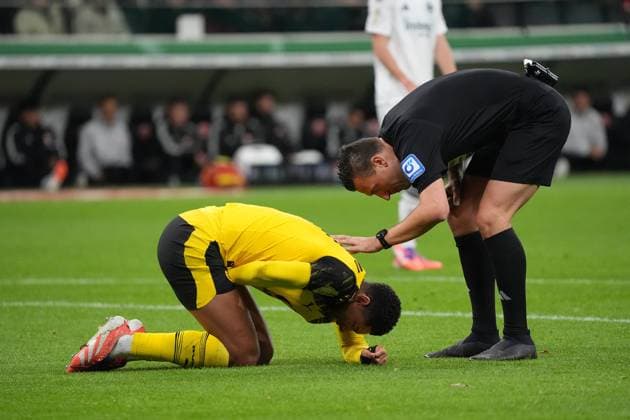 Jobe Bellingham (Borussia Dortmund, BVB) hat nach dem Spielzug plötzlich Schmerzen, Schiedsrichter Sven Jablonski fragt nach - Frankfurt 28.10.2025: Eintracht Frankfurt vs. Borussia Dortmund, Deutsche Bank Park, 2. Runde DFB-Pokal
