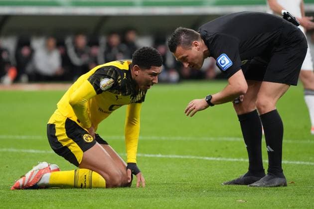 Jobe Bellingham (Borussia Dortmund, BVB) hat nach dem Spielzug plötzlich Schmerzen, Schiedsrichter Sven Jablonski fragt nach - Frankfurt 28.10.2025: Eintracht Frankfurt vs. Borussia Dortmund, Deutsche Bank Park, 2. Runde DFB-Pokal
