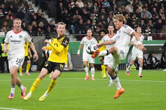 Ritsu Doan (Eintracht Frankfurt, 20) klärt vor Maximilian Beier (Borussia Dortmund, BVB) - Frankfurt 28.10.2025: Eintracht Frankfurt vs. Borussia Dortmund, Deutsche Bank Park, 2. Runde DFB-Pokal
