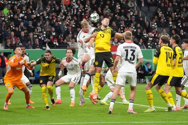 Jonathan Burkhardt (Eintracht Frankfurt, 09) klärt gegen Waldemar Anton (Borussia Dortmund, BVB) - Frankfurt 28.10.2025: Eintracht Frankfurt vs. Borussia Dortmund, Deutsche Bank Park, 2. Runde DFB-Pokal