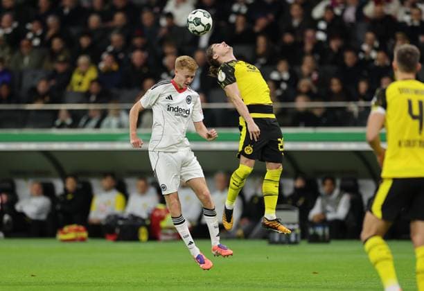 28.10.2025, Fussball DFB-Pokal 2. Runde, Eintracht Frankfurt - Borussia Dortmund, v.l., Hugo Larsson (Eintracht Frankfurt), Marcel Sabitzer (Borussia Dortmund) DFL DFB REGULATIONS PROHIBIT ANY USE OF PHOTOGRAPHS AS IMAGE SEQUENCES AND OR QUASI-VIDEO. xdcx Copyright: HMBxMedia Claus