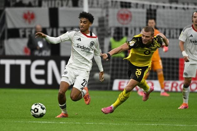 28.10.2025, xpsx, Fussball DFB Pokal 2.Runde, Eintracht Frankfurt - Borussia Dortmund v.l. Nathaniel Brown (Eintracht Frankfurt) Julian Ryerson (Borussia Dortmund) Zweikampf, Aktion, action, battle for the ball (DFL DFB REGULATIONS PROHIBIT ANY USE OF PHOTOGRAPHS as IMAGE SEQUENCES and or QUASI-VIDEO) Frankfurt am Main