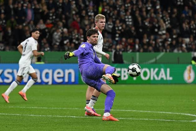 28.10.2025, xpsx, Fussball DFB Pokal 2.Runde, Eintracht Frankfurt - Borussia Dortmund v.l. Gregor Kobel (Borussia Dortmund) Jonathan Jonny Burkardt (Eintracht Frankfurt) (DFL DFB REGULATIONS PROHIBIT ANY USE OF PHOTOGRAPHS as IMAGE SEQUENCES and or QUASI-VIDEO) Frankfurt am Main