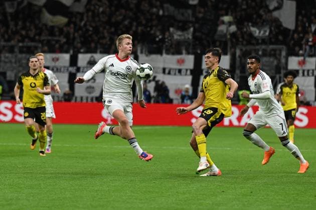 28.10.2025, xpsx, Fussball DFB Pokal 2.Runde, Eintracht Frankfurt - Borussia Dortmund v.l. Jonathan Jonny Burkardt (Eintracht Frankfurt) Aaron Anselmino (Borussia Dortmund) Zweikampf, Aktion, action, battle for the ball (DFL DFB REGULATIONS PROHIBIT ANY USE OF PHOTOGRAPHS as IMAGE SEQUENCES and or QUASI-VIDEO) Frankfurt am Main