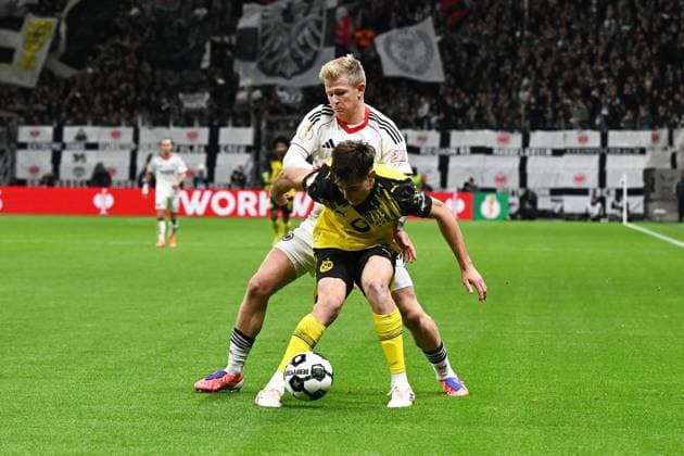 28.10.2025, xpsx, Fussball DFB Pokal 2.Runde, Eintracht Frankfurt - Borussia Dortmund v.l. Jonathan Jonny Burkardt (Eintracht Frankfurt) Aaron Anselmino (Borussia Dortmund) Zweikampf, Aktion, action, battle for the ball (DFL DFB REGULATIONS PROHIBIT ANY USE OF PHOTOGRAPHS as IMAGE SEQUENCES and or QUASI-VIDEO) Frankfurt am Main