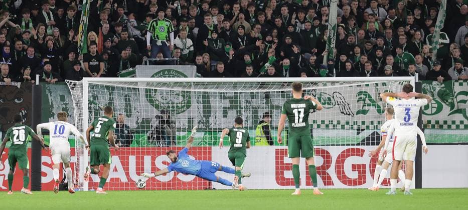 Alexander Bernhardsson (Holstein Kiel) trifft zum 0-1 per Elfmeter Fussball, Saison 2025 2026, Maenner, Herren, DFB Pokal, 2. Hauptrunde, Volkswagenarena Wolfsburg, VfL Wolfsburg gegen Holstein Kiel DFL REGULATIONS PROHIBIT ANY USE OF PHOTOGRAPHS AS IMAGE SEQUENCES AND OR QUASI-VIDEO.