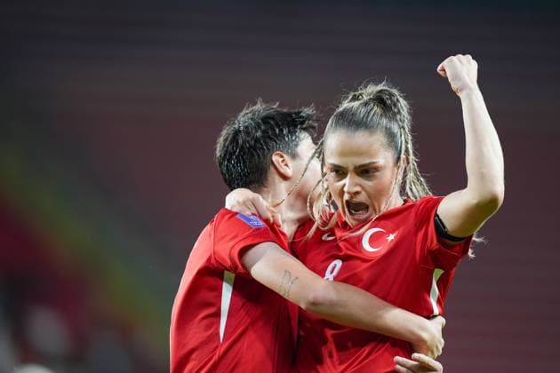 Turkiye v Kosovo - UEFA Nations League IZMIR, TURKIYE - OCTOBER 28: Melike Pekel (R) and Kader Hancar (L) of Turkiye celebrate after score a goal the UEFA Nations League B play-off return match between Turkiye and Kosovo at the Gursel Aksel Stadium in Izmir, Turkiye on October 28, 2025. Lokman Ilhan Anadolu Izmir Turkey. Editorial use only. Please get in touch for any other usage.  Copyright: x2025xAnadoluxLokmanxÄ°lhanx
