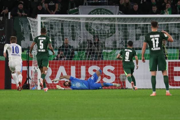28.10.2025, xgox, Fussball - DFB Pokal 2.Runde VfL Wolfsburg - Holstein Kiel emspor, v.l. Tor zum 0:1 per Elfmeter durch Alexander Bernhardsson (Kiel, 11) (DFL DFB REGULATIONS PROHIBIT ANY USE OF PHOTOGRAPHS as IMAGE SEQUENCES and or QUASI-VIDEO) Wolfsburg