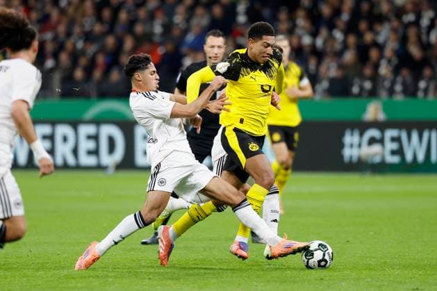 v.l. Fares Chaibi (Eintracht Frankfurt, 8), Jobe Bellingham (Borussia Dortmund, 7) und Mario Goetze (Eintracht Frankfurt, 27), 28.10.2025, Fussball, DFB-Pokal, Eintracht Frankfurt - Borussia Dortmund, GER, Frankfurt am Main, Deutsche Bank Park, DFB REGULATIONS PROHIBIT ANY USE OF PHOTOGRAPHS AS IMAGE SEQUENCES AND OR QUASI-VIDEO. Copyright: HMBxMedia xHeikoxBecker