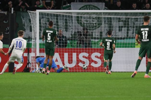 28.10.2025, xgox, Fussball - DFB Pokal 2.Runde VfL Wolfsburg - Holstein Kiel emspor, v.l. Tor zum 0:1 per Elfmeter durch Alexander Bernhardsson (Kiel, 11) (DFL DFB REGULATIONS PROHIBIT ANY USE OF PHOTOGRAPHS as IMAGE SEQUENCES and or QUASI-VIDEO) Wolfsburg