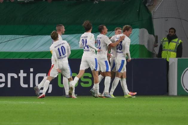 28.10.2025, xgox, Fussball - DFB Pokal 2.Runde VfL Wolfsburg - Holstein Kiel emspor, v.l. Jubel nach dem 0:1 durch Alexander Bernhardsson (Kiel, 11) (DFL DFB REGULATIONS PROHIBIT ANY USE OF PHOTOGRAPHS as IMAGE SEQUENCES and or QUASI-VIDEO) Wolfsburg