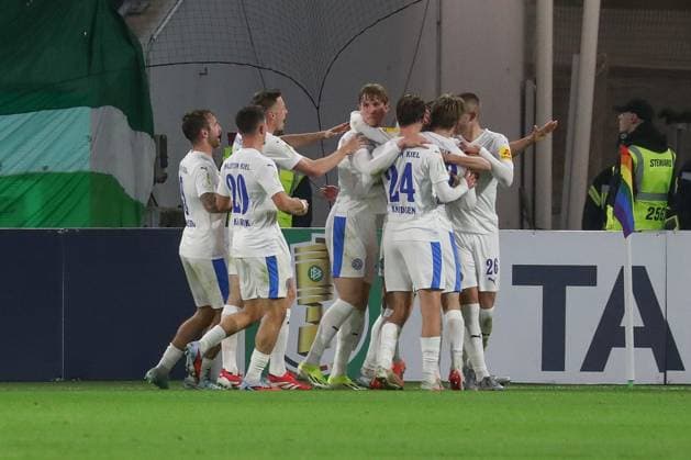28.10.2025, xgox, Fussball - DFB Pokal 2.Runde VfL Wolfsburg - Holstein Kiel emspor, v.l. Jubel nach dem 0:1 durch Alexander Bernhardsson (Kiel, 11) (DFL DFB REGULATIONS PROHIBIT ANY USE OF PHOTOGRAPHS as IMAGE SEQUENCES and or QUASI-VIDEO) Wolfsburg