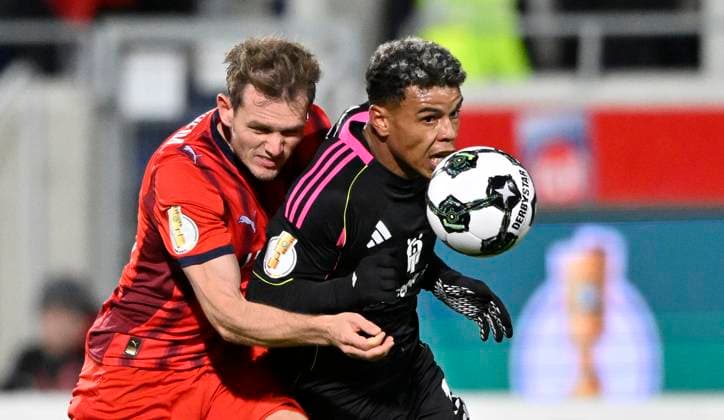 nach diesem Zweikampf, Aktion Foul Tim Siersleben 1. FC Heidenheim 1846 FCH (04) gegen Ransford Koenigsdoerffer Hamburger SV HSV (11) zeigt Schiedsrichter Referee Benjamin Brand (nicht im Bild) Tim Siersleben 1. FC Heidenheim 1846 FCH (04) die rote Karte rot Platzverweis 1. FC Heidenheim 1846 FCH vs Hamburger SV HSV DFB-Pokal Zweite Runde 28.10.2025 DFL REGULATIONS PROHIBIT ANY USE OF PHOTOGRAPHS AS IMAGE SEQUENCES AND OR QUASI-VIDEO 1. FC Heidenheim 1846 FCH vs Hamburger SV HSV