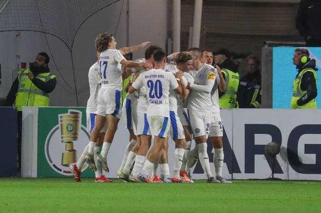 28.10.2025, xgox, Fussball - DFB Pokal 2.Runde VfL Wolfsburg - Holstein Kiel emspor, v.l. Jubel nach dem 0:1 durch Alexander Bernhardsson (Kiel, 11) (DFL DFB REGULATIONS PROHIBIT ANY USE OF PHOTOGRAPHS as IMAGE SEQUENCES and or QUASI-VIDEO) Wolfsburg