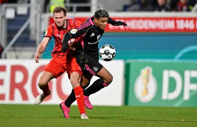 nach diesem Zweikampf, Aktion Foul Tim Siersleben 1. FC Heidenheim 1846 FCH (04) gegen Ransford Koenigsdoerffer Hamburger SV HSV (11) zeigt Schiedsrichter Referee Benjamin Brand (nicht im Bild) Tim Siersleben 1. FC Heidenheim 1846 FCH (04) die rote Karte rot Platzverweis 1. FC Heidenheim 1846 FCH vs Hamburger SV HSV DFB-Pokal Zweite Runde 28.10.2025 DFL REGULATIONS PROHIBIT ANY USE OF PHOTOGRAPHS AS IMAGE SEQUENCES AND OR QUASI-VIDEO 1. FC Heidenheim 1846 FCH vs Hamburger SV HSV