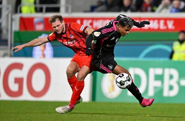 nach diesem Zweikampf, Aktion Foul Tim Siersleben 1. FC Heidenheim 1846 FCH (04) gegen Ransford Koenigsdoerffer Hamburger SV HSV (11) zeigt Schiedsrichter Referee Benjamin Brand (nicht im Bild) Tim Siersleben 1. FC Heidenheim 1846 FCH (04) die rote Karte rot Platzverweis 1. FC Heidenheim 1846 FCH vs Hamburger SV HSV DFB-Pokal Zweite Runde 28.10.2025 DFL REGULATIONS PROHIBIT ANY USE OF PHOTOGRAPHS AS IMAGE SEQUENCES AND OR QUASI-VIDEO 1. FC Heidenheim 1846 FCH vs Hamburger SV HSV