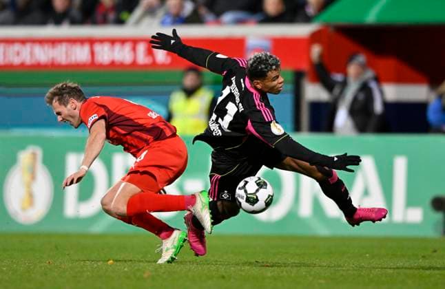 nach diesem Zweikampf, Aktion Foul Tim Siersleben 1. FC Heidenheim 1846 FCH (04) gegen Ransford Koenigsdoerffer Hamburger SV HSV (11) zeigt Schiedsrichter Referee Benjamin Brand (nicht im Bild) Tim Siersleben 1. FC Heidenheim 1846 FCH (04) die rote Karte rot Platzverweis 1. FC Heidenheim 1846 FCH vs Hamburger SV HSV DFB-Pokal Zweite Runde 28.10.2025 DFL REGULATIONS PROHIBIT ANY USE OF PHOTOGRAPHS AS IMAGE SEQUENCES AND OR QUASI-VIDEO 1. FC Heidenheim 1846 FCH vs Hamburger SV HSV