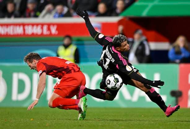 nach diesem Zweikampf, Aktion Foul Tim Siersleben 1. FC Heidenheim 1846 FCH (04) gegen Ransford Koenigsdoerffer Hamburger SV HSV (11) zeigt Schiedsrichter Referee Benjamin Brand (nicht im Bild) Tim Siersleben 1. FC Heidenheim 1846 FCH (04) die rote Karte rot Platzverweis 1. FC Heidenheim 1846 FCH vs Hamburger SV HSV DFB-Pokal Zweite Runde 28.10.2025 DFL REGULATIONS PROHIBIT ANY USE OF PHOTOGRAPHS AS IMAGE SEQUENCES AND OR QUASI-VIDEO 1. FC Heidenheim 1846 FCH vs Hamburger SV HSV