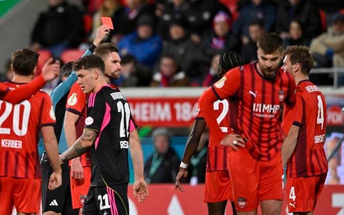 nach Zweikampf, Aktion Foul Tim Siersleben 1. FC Heidenheim 1846 FCH (04) gegen Ransford Koenigsdoerffer Hamburger SV HSV (11) zeigt Schiedsrichter Referee Benjamin Brand (Tim Siersleben 1. FC Heidenheim 1846 FCH (04) die rote Karte rot Platzverweis 1. FC Heidenheim 1846 FCH vs Hamburger SV HSV DFB-Pokal Zweite Runde 28.10.2025 DFL REGULATIONS PROHIBIT ANY USE OF PHOTOGRAPHS AS IMAGE SEQUENCES AND OR QUASI-VIDEO 1. FC Heidenheim 1846 FCH vs Hamburger SV HSV