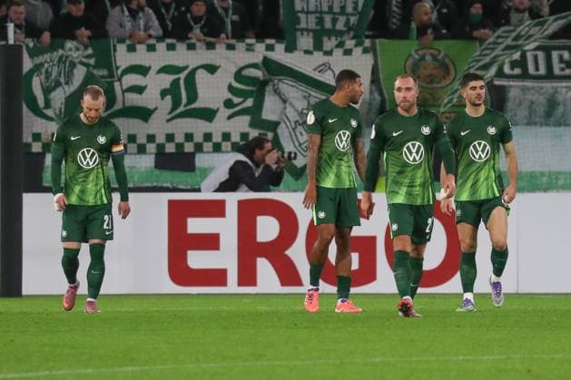 28.10.2025, xgox, Fussball - DFB Pokal 2.Runde VfL Wolfsburg - Holstein Kiel emspor, v.l. Maximilian Arnold (Wolfsburg, 27), Christian Eriksen (Wolfsburg, 24), Vini Souza (Wolfsburg, 5), Konstantinos Koulierakis (Wolfsburg, 4) enttaeuscht, schaut enttaeuscht, niedergeschlagen, disappointed (DFL DFB REGULATIONS PROHIBIT ANY USE OF PHOTOGRAPHS as IMAGE SEQUENCES and or QUASI-VIDEO) Wolfsburg