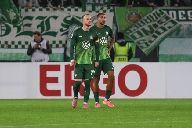 28.10.2025, xgox, Fussball - DFB Pokal 2.Runde VfL Wolfsburg - Holstein Kiel emspor, v.l. Maximilian Arnold (Wolfsburg, 27), Vini Souza (Wolfsburg, 5) enttaeuscht, schaut enttaeuscht, niedergeschlagen, disappointed (DFL DFB REGULATIONS PROHIBIT ANY USE OF PHOTOGRAPHS as IMAGE SEQUENCES and or QUASI-VIDEO) Wolfsburg