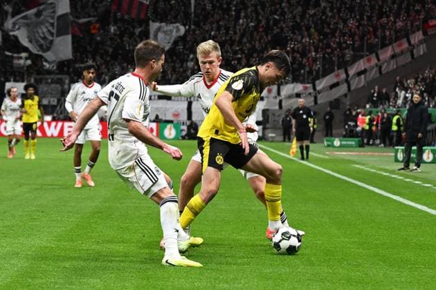 28.10.2025, xpsx, Fussball DFB Pokal 2.Runde, Eintracht Frankfurt - Borussia Dortmund v.l. Jonathan Jonny Burkardt (Eintracht Frankfurt) Aaron Anselmino (Borussia Dortmund) Zweikampf, Aktion, action, battle for the ball Mario Götze Goetze (Eintracht Frankfurt) (DFL DFB REGULATIONS PROHIBIT ANY USE OF PHOTOGRAPHS as IMAGE SEQUENCES and or QUASI-VIDEO) Frankfurt am Main