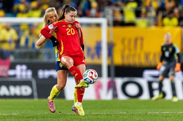 251028 Smilla Holmberg of Sweden and Claudia Pina of Spain during the Women s Nations League semifinal between Sweden and Spain on October 28, 2025 in Gothenburg. Photo: Michael Erichsen BILDBYRAN COP 89 MI0896 fotboll football soccer fotball nations league uefa womens nations league semifinal semifinals sverige sweden spanien spain dam bbeng Copyright: MICHAELxERICHSEN BB251028MI022
