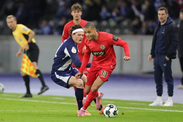 BERLIN, GERMANY - OCTOBER 28: Fabian Reese (Hertha BSC 11)controls the ball against Florian Le Joncour (SV Elversberg, 3), during the DFB Cup match (round 2) between Hertha BSC vs SV Elversberg at Olympiastadion on October 28, 2025 in Berlin, Germany. DFL REGULATIONS PROHIBIT ANY USE OF PHOTOGRAPHS AS IMAGE SEQUENCES AND OR QUASI-VIDEO. Berlin Germany Copyright: xBEAUTIFULxSPORTS Frankex