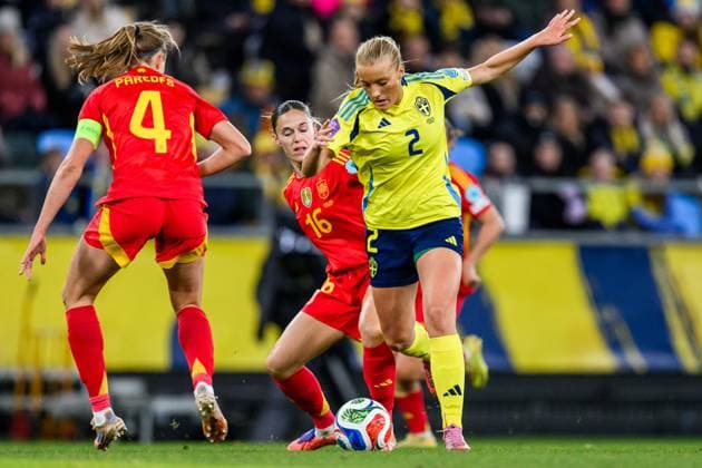251028 Maria Leon of Spain and Smilla Holmberg of Sweden during the Women s Nations League semifinal between Sweden and Spain on October 28, 2025 in Gothenburg. Photo: Carl Sandin BILDBYRAN kod CS MI0896 fotboll football soccer fotball nations league uefa womens nations league semifinal semifinals sverige sweden spanien spain dam bbeng Copyright: CARLxSANDIN BB251028CS026