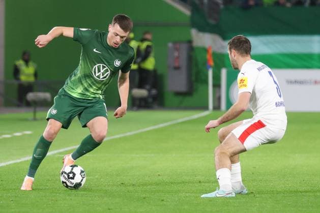 28.10.2025, xgox, Fussball - DFB Pokal 2.Runde VfL Wolfsburg - Holstein Kiel emspor, v.l. Kamil Grabara (Wolfsburg, 1), Marco Komenda (Kiel, 3) Zweikampf, Duell, Kampf, tackle (DFL DFB REGULATIONS PROHIBIT ANY USE OF PHOTOGRAPHS as IMAGE SEQUENCES and or QUASI-VIDEO) Wolfsburg
