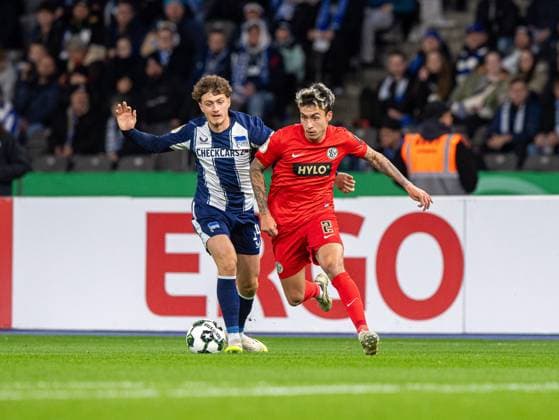 Fußball, Herren, Saison 2025 2026, DFB-Pokal (2. Runde), Hertha BSC - SV Elversberg, v. l. Maurice Krattenmacher (Hertha BSC), Nicholas Mickelson (Elversberg), 28.10.2025, Copyright: xSebastianxRäppold MatthiasxKochx