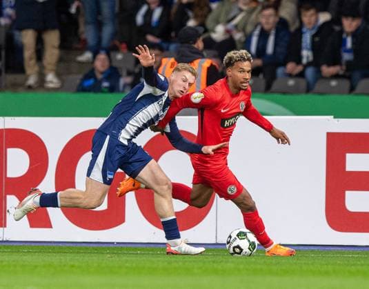 Fußball, Herren, Saison 2025 2026, DFB-Pokal (2. Runde), Hertha BSC - SV Elversberg, v. l. Julian Eitschberger (Hertha BSC), Bambase Conte (Elversberg), 28.10.2025, Copyright: xSebastianxRäppold MatthiasxKochx