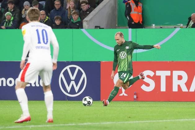 28.10.2025, xgox, Fussball - DFB Pokal 2.Runde VfL Wolfsburg - Holstein Kiel emspor, v.l. Christian Eriksen (Wolfsburg, 24) am Ball, plays the ball (DFL DFB REGULATIONS PROHIBIT ANY USE OF PHOTOGRAPHS as IMAGE SEQUENCES and or QUASI-VIDEO) Wolfsburg