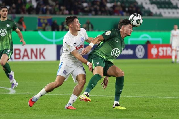 VfL vs. Kiel, 2. Runde DFB Pokal Wolfsburg, 28.10.2025, FUßBALL - VfL Wolfsburg vs. Holstein Kiel, 2. Runde DFB Pokal, Saison 2025 26. Jenson Seelt (VfL Wolfsburg), Adrian Kapralik (Holstein Kiel) Wolfsburg