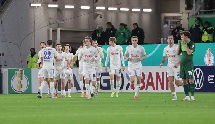 Kiel bejubelt das 0-1 durch Alexander Bernhardsson (Holstein Kiel), Aaron Zehnter (VfL Wolfsburg) enttaeuscht Fussball, Saison 2025 2026, Maenner, Herren, DFB Pokal, 2. Hauptrunde, Volkswagenarena Wolfsburg, VfL Wolfsburg gegen Holstein Kiel DFL REGULATIONS PROHIBIT ANY USE OF PHOTOGRAPHS AS IMAGE SEQUENCES AND OR QUASI-VIDEO.