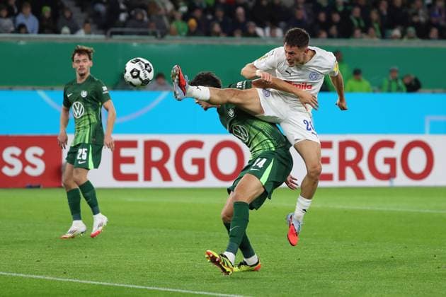 VfL vs. Kiel, 2. Runde DFB Pokal Wolfsburg, 28.10.2025, FUßBALL - VfL Wolfsburg vs. Holstein Kiel, 2. Runde DFB Pokal, Saison 2025 26. Jenson Seelt (VfL Wolfsburg), Adrian Kapralik (Holstein Kiel) Wolfsburg