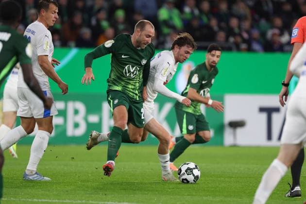 VfL vs. Kiel, 2. Runde DFB Pokal Wolfsburg, 28.10.2025, FUßBALL - VfL Wolfsburg vs. Holstein Kiel, 2. Runde DFB Pokal, Saison 2025 26. Christian Eriksen (VfL Wolfsburg), Magnus Knudsen (Holstein Kiel) Wolfsburg