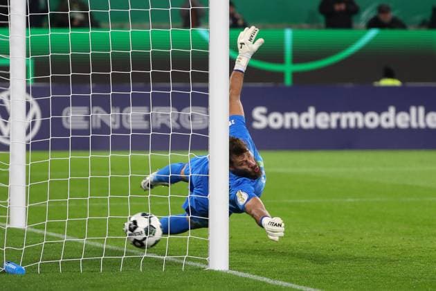 VfL vs. Kiel, 2. Runde DFB Pokal Wolfsburg, 28.10.2025, FUßBALL - VfL Wolfsburg vs. Holstein Kiel, 2. Runde DFB Pokal, Saison 2025 26. Alexander Bernhardsson (Holstein Kiel) trifft nach Elfmeter zum 0:1, Torwart Marius Müller (VfL Wolfsburg) Wolfsburg