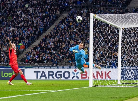 Fußball, Herren, Saison 2025 2026, DFB-Pokal (2. Runde), Hertha BSC - SV Elversberg, v. l. Lukasz Poreba (Elversberg), Torhüter Tjark Ernst (Hertha BSC), 28.10.2025, Copyright: xSebastianxRäppold MatthiasxKochx