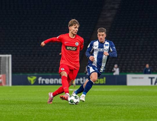 Fußball, Herren, Saison 2025 2026, DFB-Pokal (2. Runde), Hertha BSC - SV Elversberg, v. l. Otto Stange (Elversberg), Diego Demme (Hertha BSC), 28.10.2025, Copyright: xSebastianxRäppold MatthiasxKochx