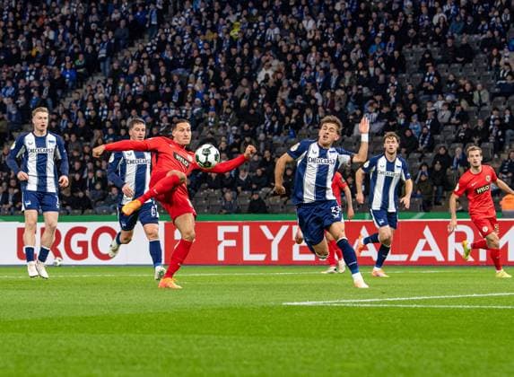 Fußball, Herren, Saison 2025 2026, DFB-Pokal (2. Runde), Hertha BSC - SV Elversberg, v. l. Younes Ebnoutalib (Elversberg), Michal Karbownik (Hertha BSC), 28.10.2025, Copyright: xSebastianxRäppold MatthiasxKochx