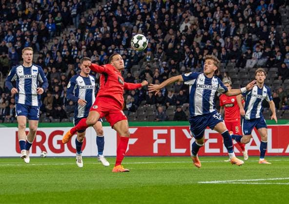 Fußball, Herren, Saison 2025 2026, DFB-Pokal (2. Runde), Hertha BSC - SV Elversberg, v. l. Younes Ebnoutalib (Elversberg), Michal Karbownik (Hertha BSC), 28.10.2025, Copyright: xSebastianxRäppold MatthiasxKochx