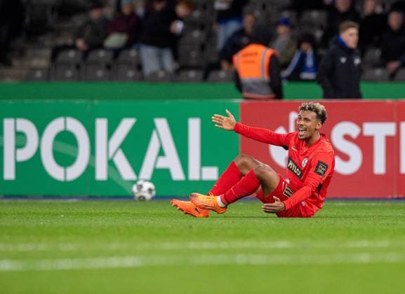 Fußball, Herren, Saison 2025 2026, DFB-Pokal (2. Runde), Hertha BSC - SV Elversberg, Bambase Conte (Elversberg), 28.10.2025, Copyright: xSebastianxRäppold MatthiasxKochx