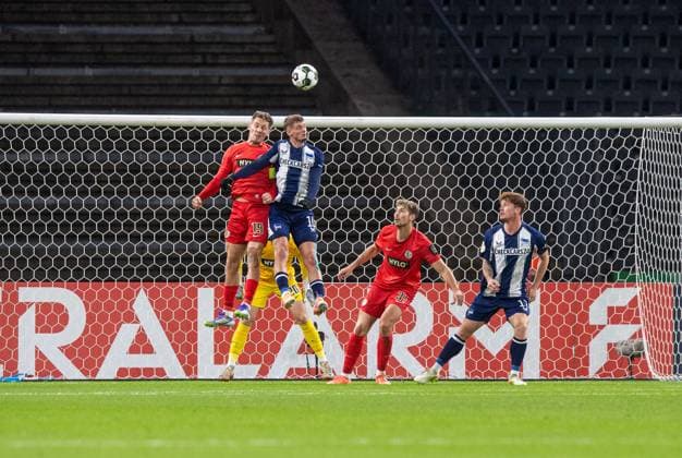Fußball, Herren, Saison 2025 2026, DFB-Pokal (2. Runde), Hertha BSC - SV Elversberg, v. l. Lukas Pinckert (Elversberg), Michael Cuisance (Hertha BSC), Maximilian Rohr (Elversberg), Sebastian Grönning (Hertha BSC), 28.10.2025, Copyright: xSebastianxRäppold MatthiasxKochx